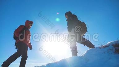 团队合作获奖者游客冬季雪商务旅行在山顶<strong>相遇</strong>。 两个背包徒步旅行的男人<strong>相遇</strong>